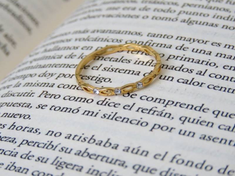 Anillo de acero dorado con strass