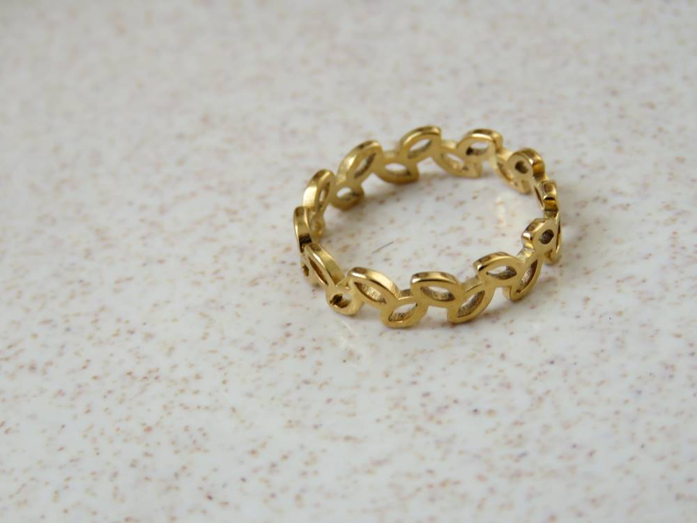 Anillo de acero dorado con hojitas