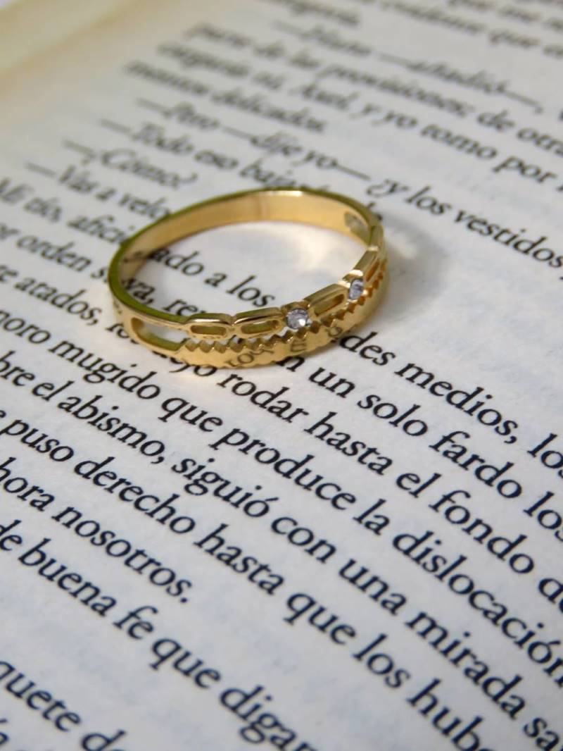 Anillo de acero dorado con strass doble
