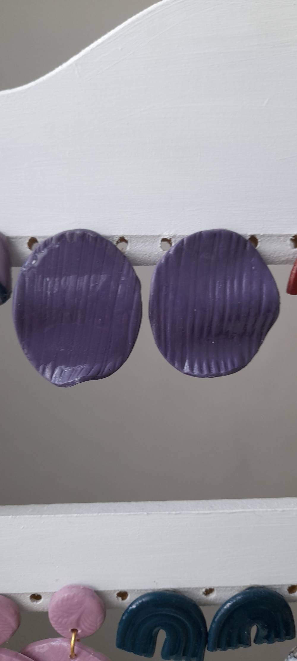 Aros de arcilla polimérica violetas