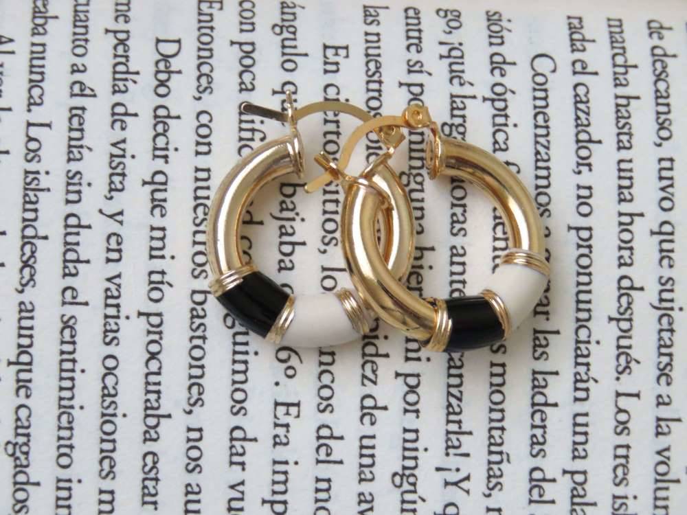 Aros de acero dorado blancos y negros