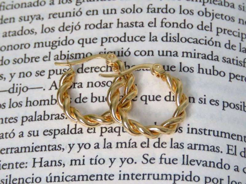 Aros de acero dorado trenzados