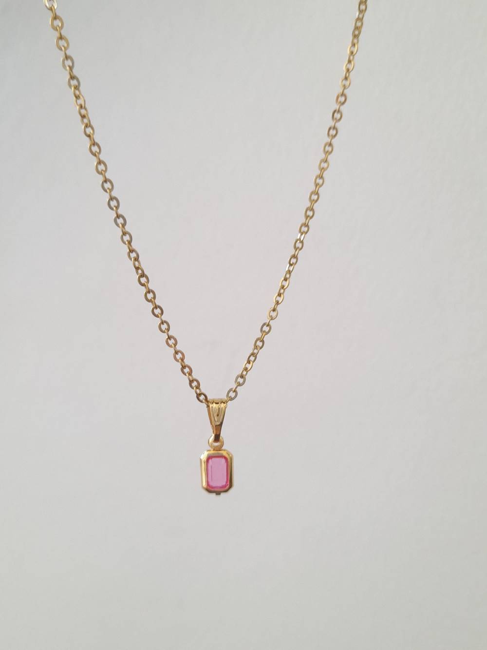 Collar de acero dorado con detalle de color
