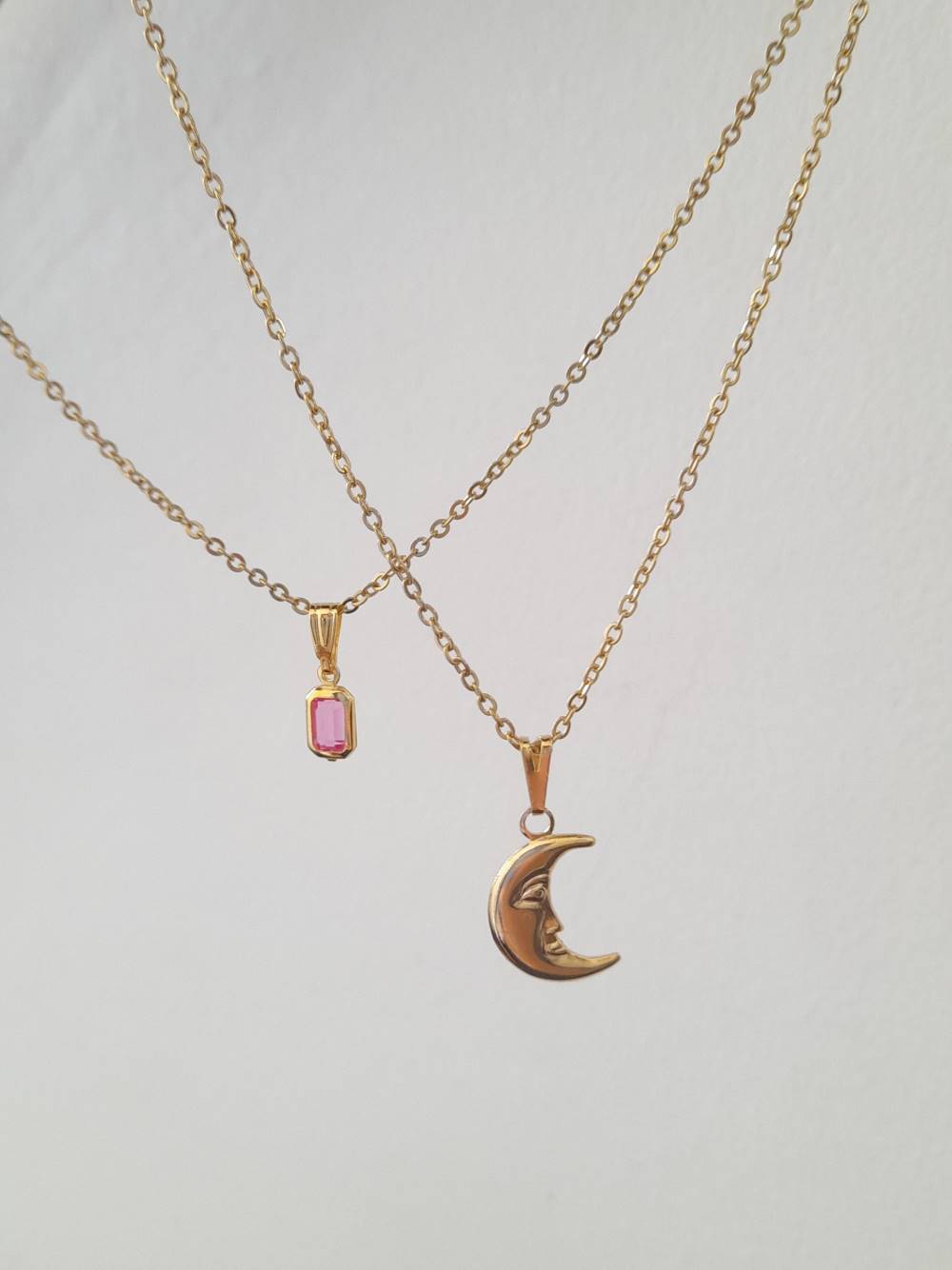 Collar de acero dorado con luna