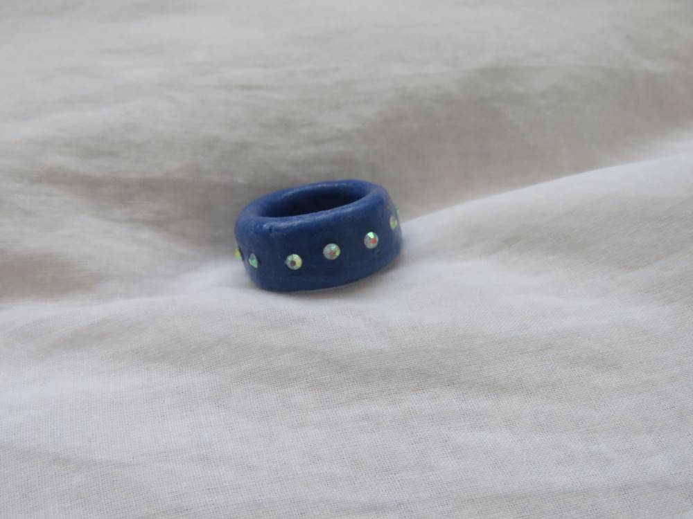 Anillo de porcelana con brillos