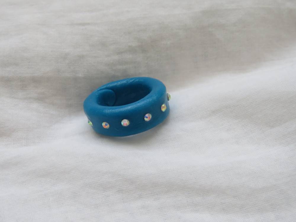 Anillo de porcelana con brillos