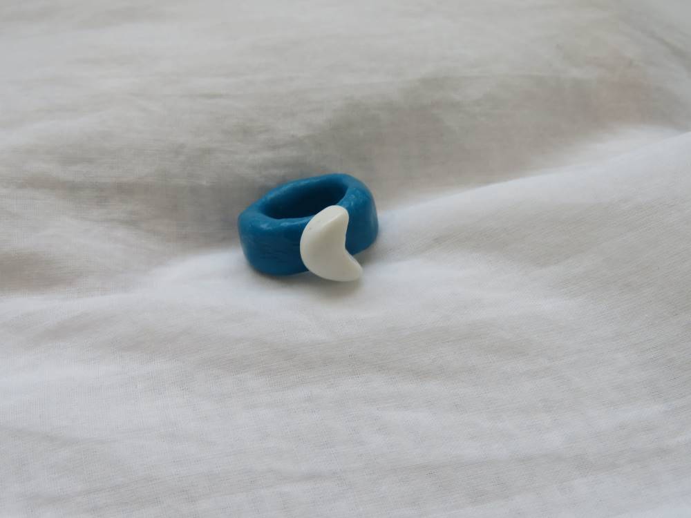 Anillo de porcelana con luna