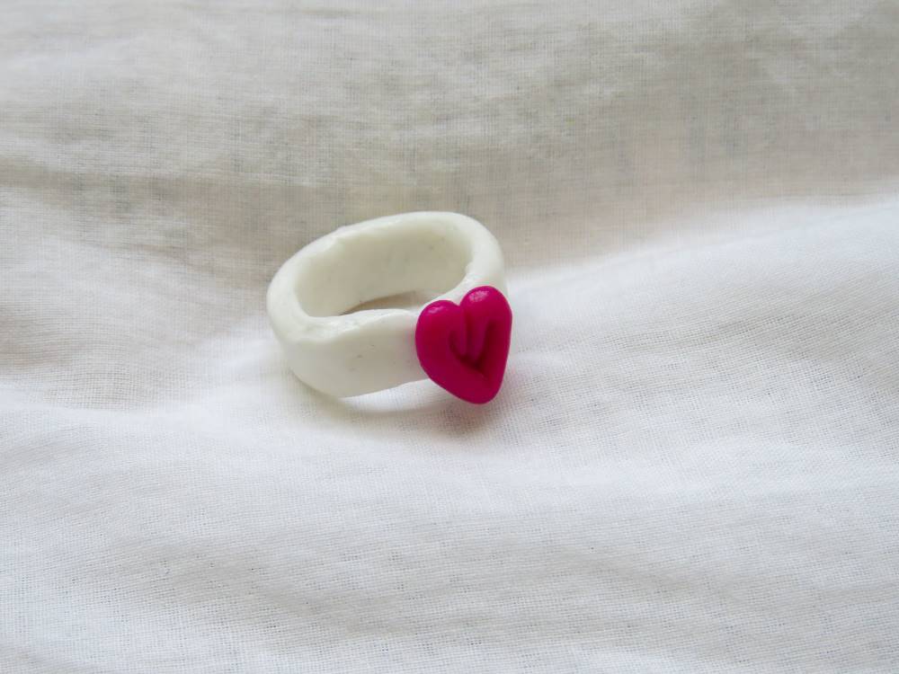 Anillo de porcelana corazon