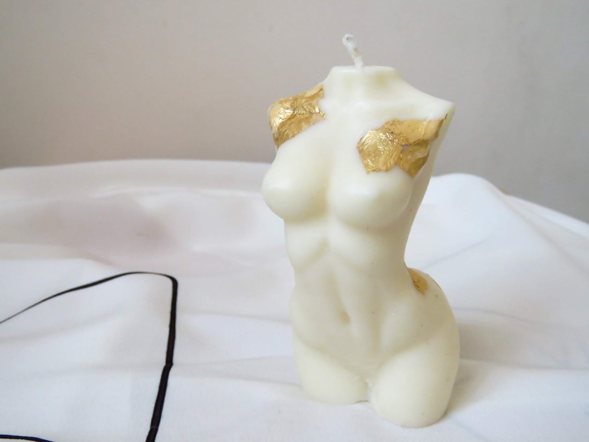 Vela decorativa con forma de cuerpo gold