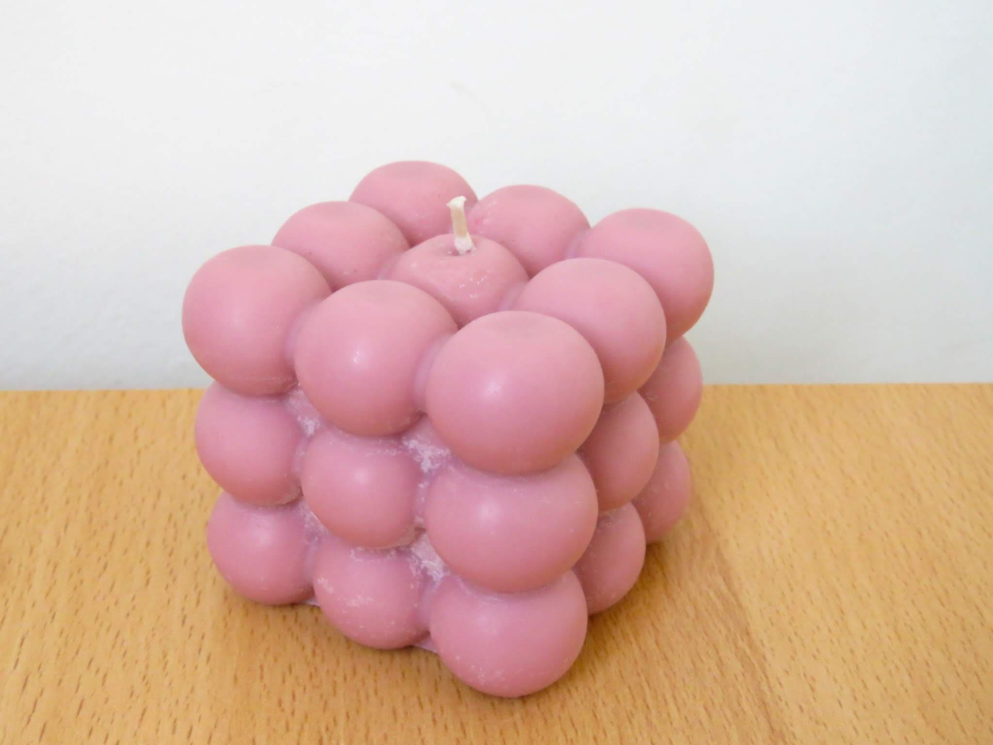 Vela decorativa con forma de burbujas color rosa